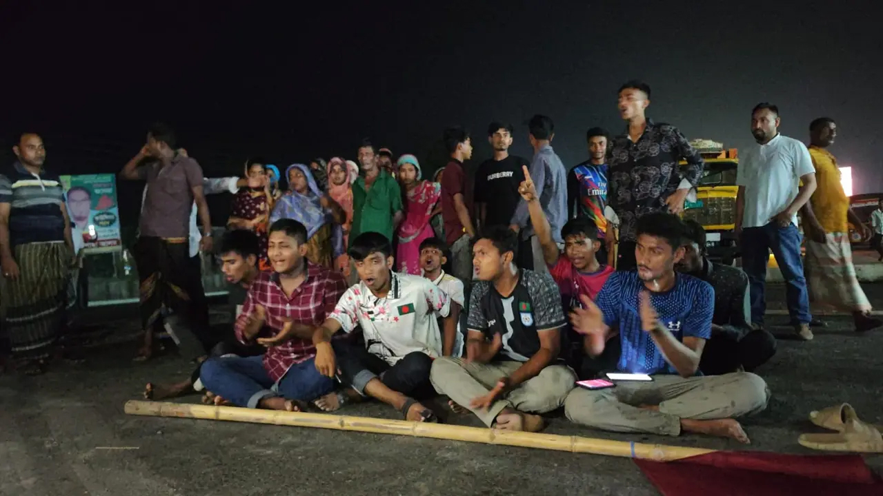 পলাশবাড়ী পৌর শহরের আদর্শ ডিগ্রি কলেজ এলাকা ও ফিলিং স্টেশনের সামনে এসএসসি পরীক্ষার্থীদের সড়ক অবরোধ