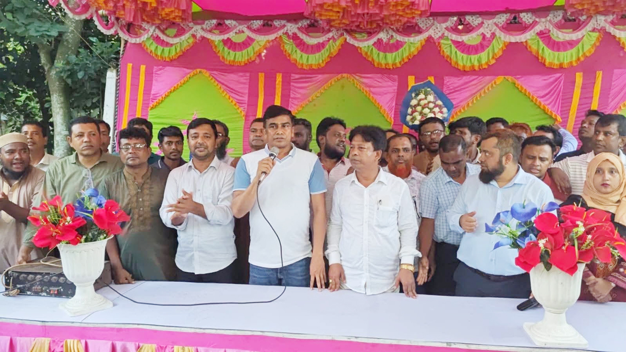 মতবিনিময় সভায় বক্তব্য রাখছেন পানি সম্পদ প্রতিমন্ত্রী ফরহাদ হোসেন আজাদ