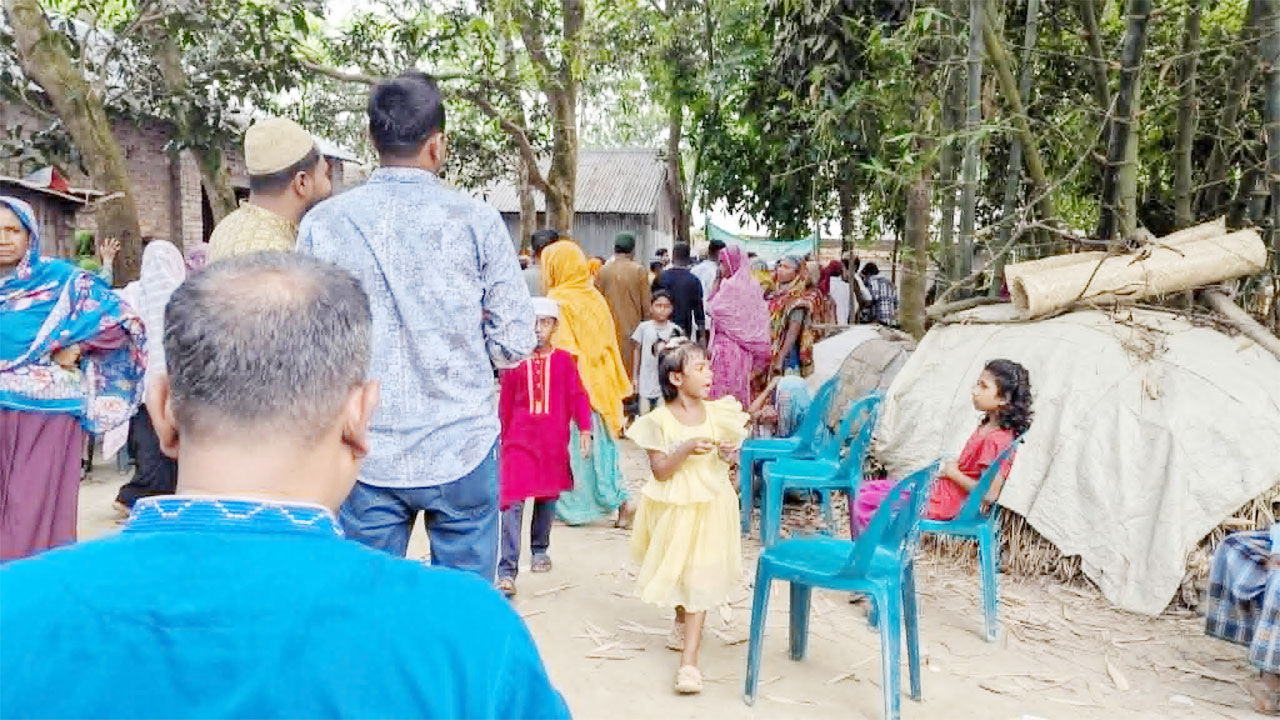নিহতের গ্রামের বাড়িতে স্বজন ও এলাকাবাসীর ভিড়