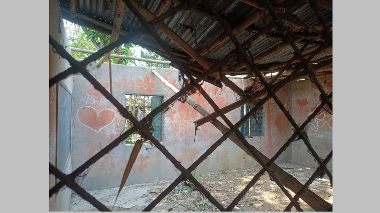 কালবৈশাখী ঝড়ে বিধ্বস্ত বিদ্যালয়ের ভবন
