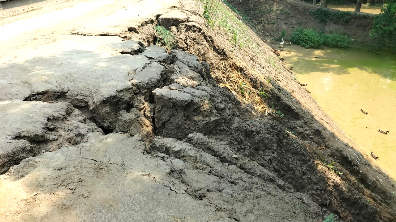 বাঁধের বিভিন্ন অংশ ধসে গেছে