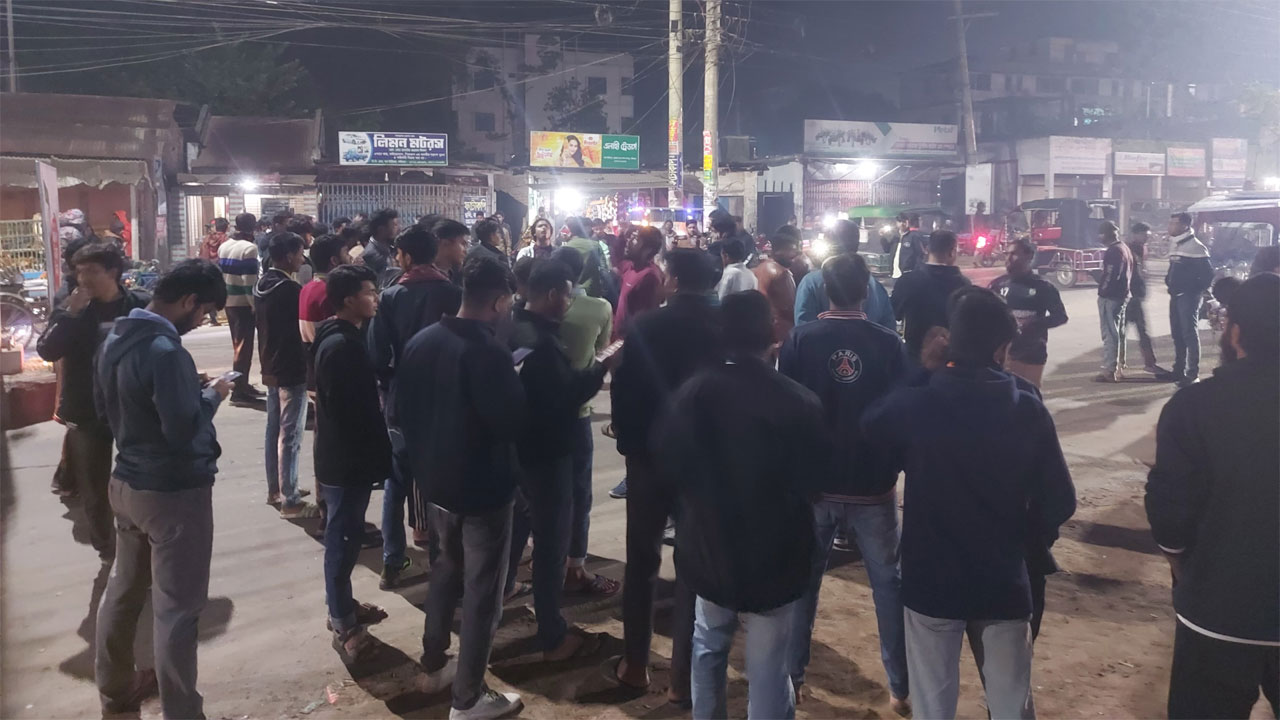 সড়কে অবস্থান করছে বিক্ষোভকারীরা