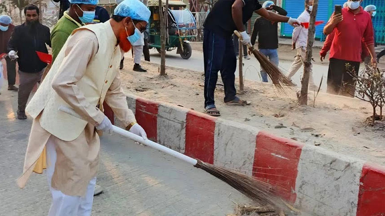 পরিষ্কার-পরিচ্ছন্নতা কাজে সংসদ সদস্য মো: আব্দুল করিম
