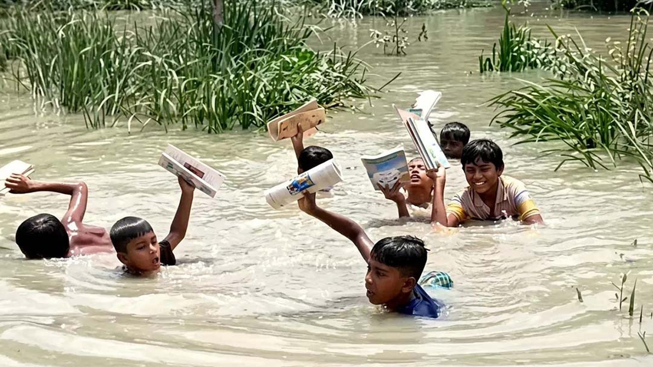 বুক সমান পানি পাড় হয়ে স্কুলে যাচ্ছে শিক্ষার্থীরা