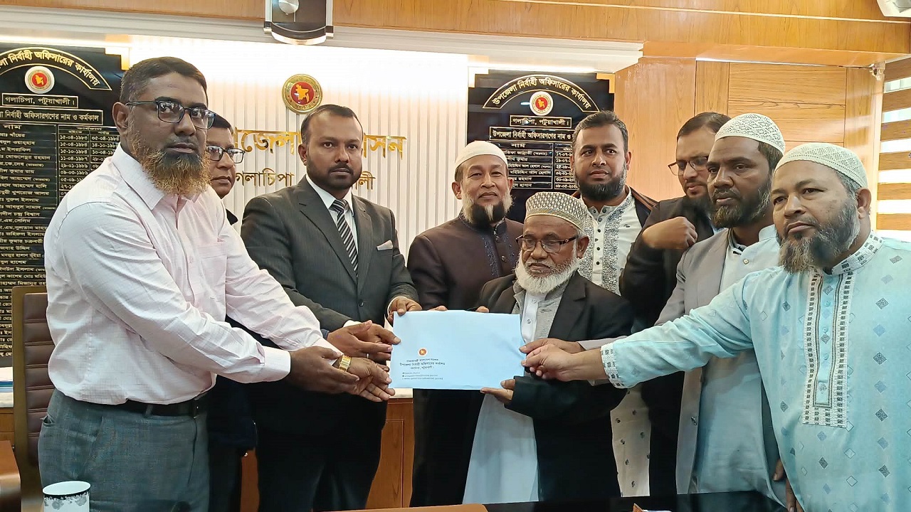 পটুয়াখালী–৩ আসনে জামায়াত প্রার্থীর মনোনয়ন পত্র সংগ্রহ