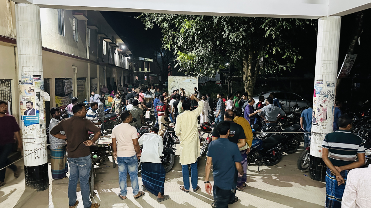 গাংনী উপজেলা স্বাস্থ্য কমপ্লেক্সের সামনে আহতদের স্বজনদের ভিড়