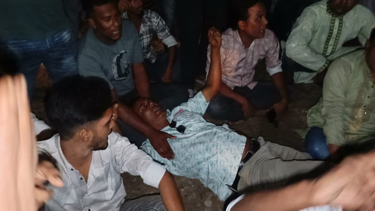 রাস্তায় শুয়ে প্রতিবাদ