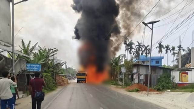 তেলবাহী লরিতে আগুন