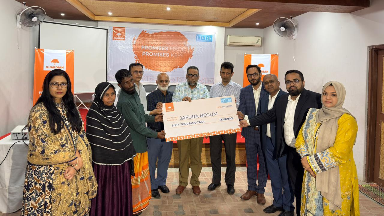 গার্ডিয়ান লাইফের বিমা দাবির অর্থ হস্তান্তর করা হচ্ছে দুই পরিবারের সদস্যদের হাতে