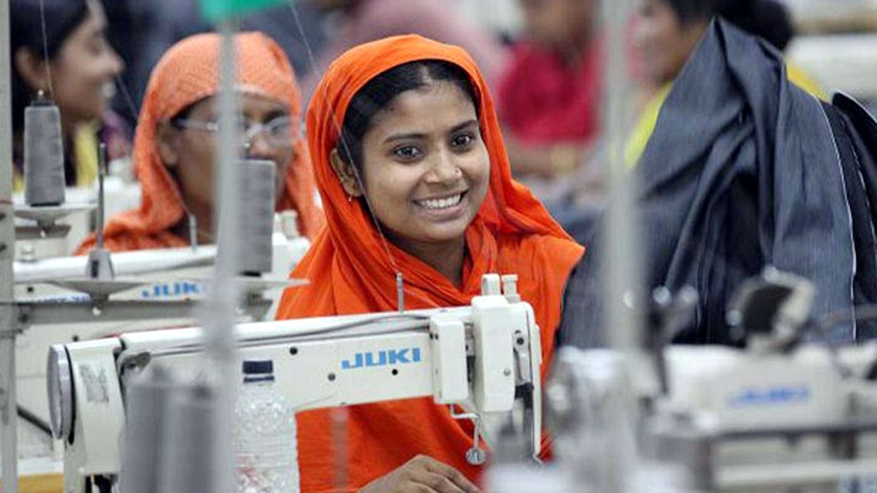 কারখানায় কাজ করছেন একজন পোশাকশ্রমিক