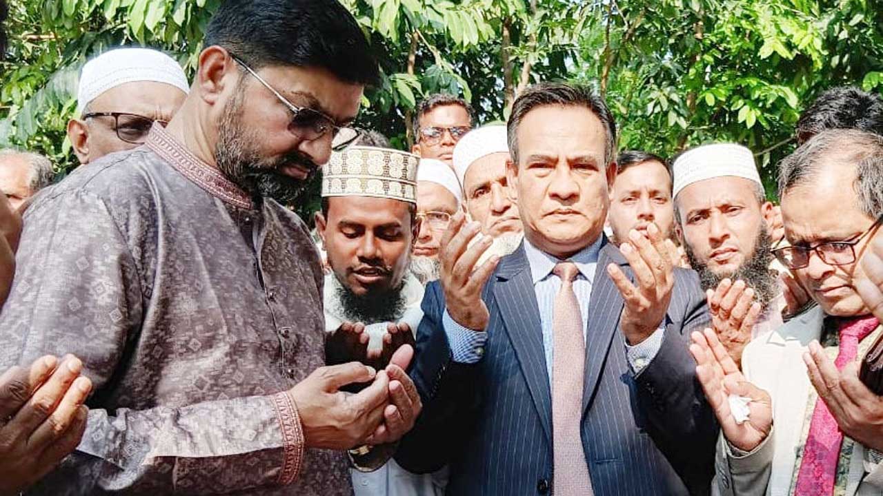 গৌরনদী উপজেলার কুড়িরচর হোসনাবাদ গ্রামে গোমস্তা হালিমা জালাল হেলথ কেয়ার হাসপাতালের ভবনের ভিত্তি প্রস্তর স্থাপন করেন বিচারপতি জাকির হোসেন