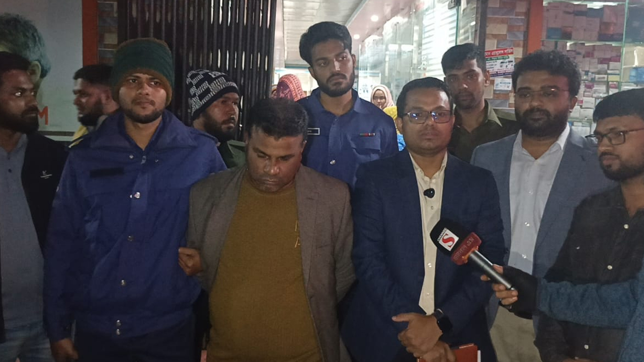 আটক ভুয়া চিকিৎসক ফিরোজ।