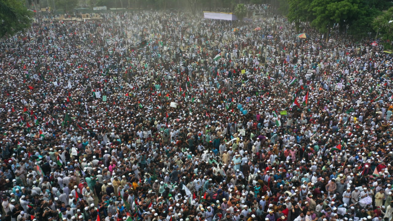 রাজধানীর সোহরাওয়ার্দী উদ্যানে মানুষের ঢল