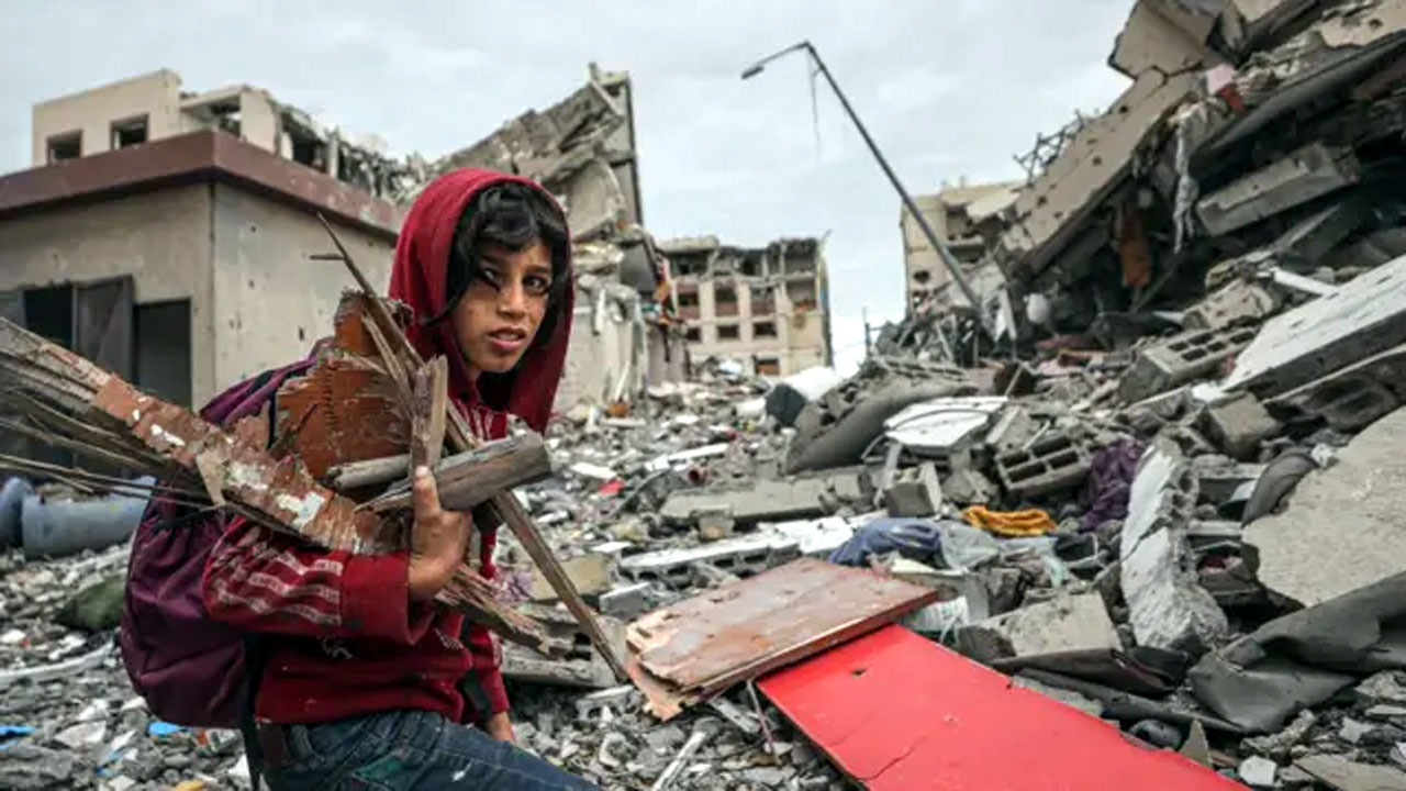 ধ্বংসস্তূপ থেকে ব্যববহার করা যায় এমন কিছু খুঁজছে গাজার এক শিশু