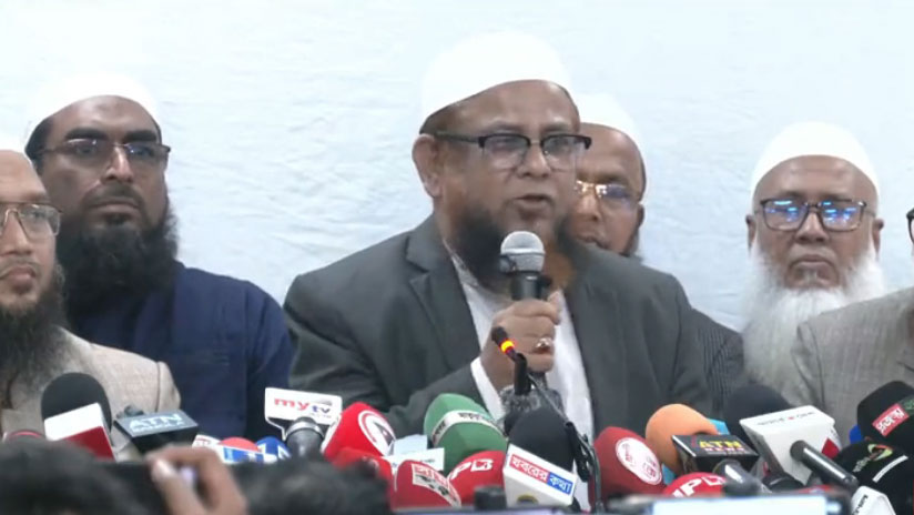 সংবাদ সম্মেলনে কথা বলছেন ইসলামী আন্দোলন বাংলাদেশের জ্যেষ্ঠ যুগ্ম মহাসচিব ও মুখপাত্র গাজী আতাউর রহমান