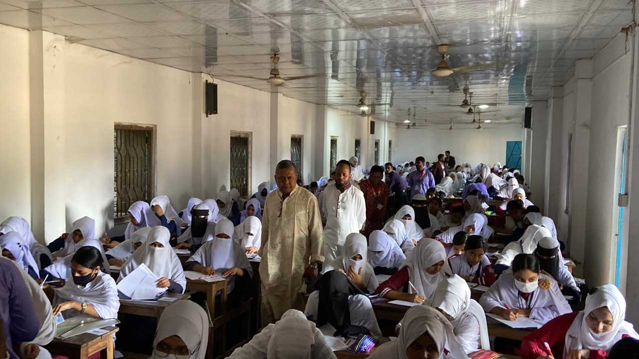 গাজীপুরে সুলতান উদ্দীন স্মৃতি বৃত্তি পরীক্ষায় অংশ নেয়া শিক্ষার্থীদের একাংশ