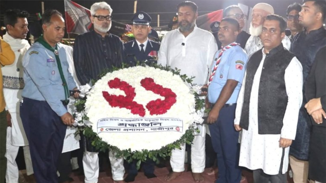 কেন্দ্রীয় শহীদ মিনারে জেলা প্রশাসনের শ্রদ্ধা