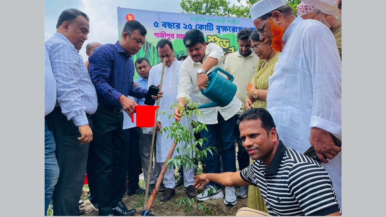 গাজীপুরে বৃক্ষরোপণ কর্মসূচি: ‘ক্লিন ও গ্রিন’ নগরী গড়ার অঙ্গীকার