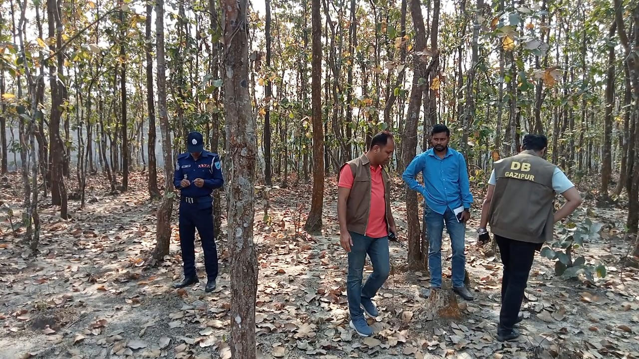 লাশ উদ্ধারে ঘটনাস্থলে পুলিশ
