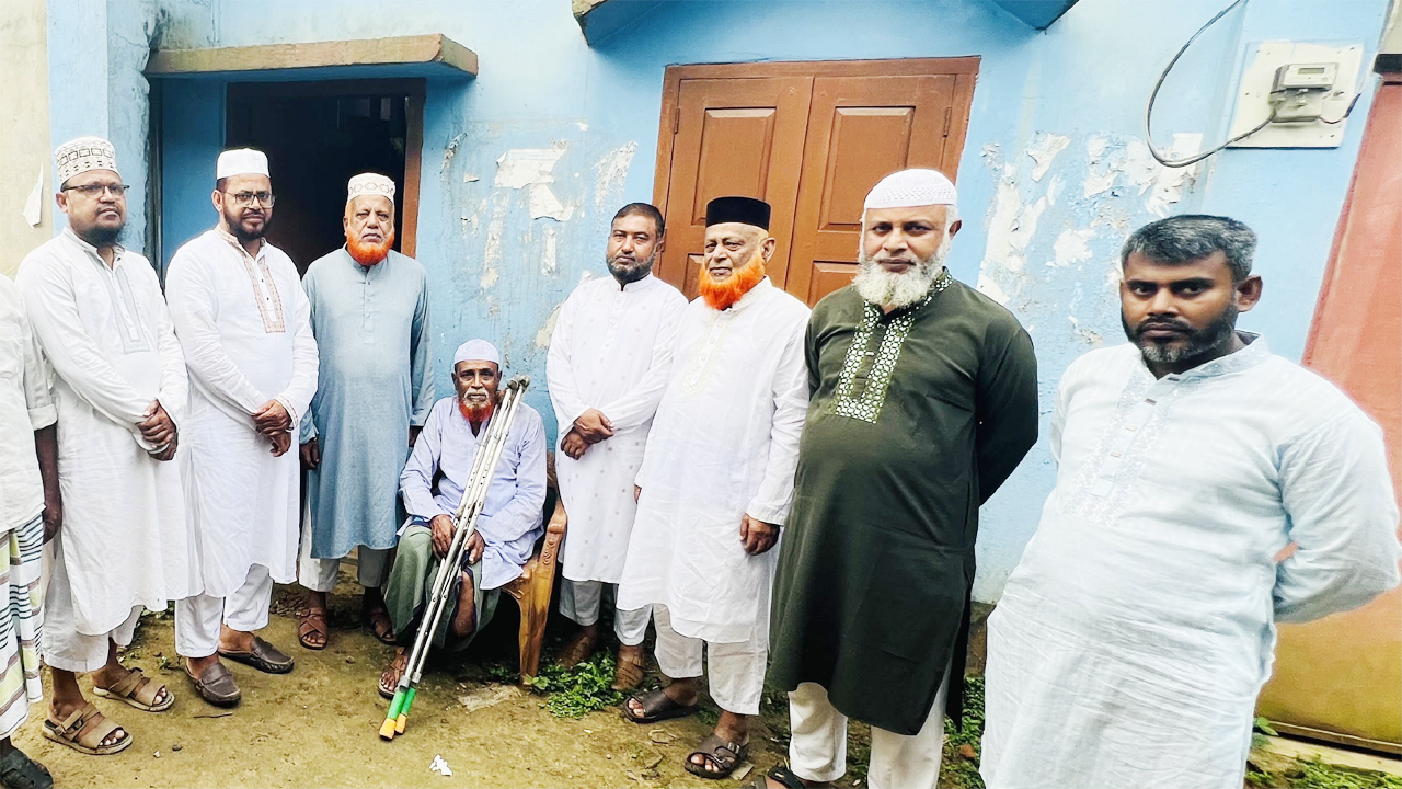গুলিবিদ্ধ হয়ে পা হারানো ব্যবসায়ী হেলাল উদ্দিনের বাড়িতে শ্রীপুর উপজেলা জামায়াতের নেতৃবৃন্দ