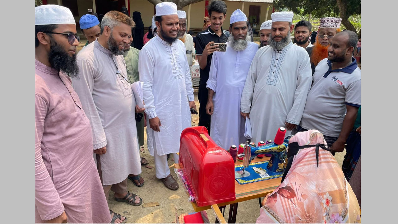 দুস্থ ও অসহায়দের মাঝে সেলাই মেশিন বিতরণ