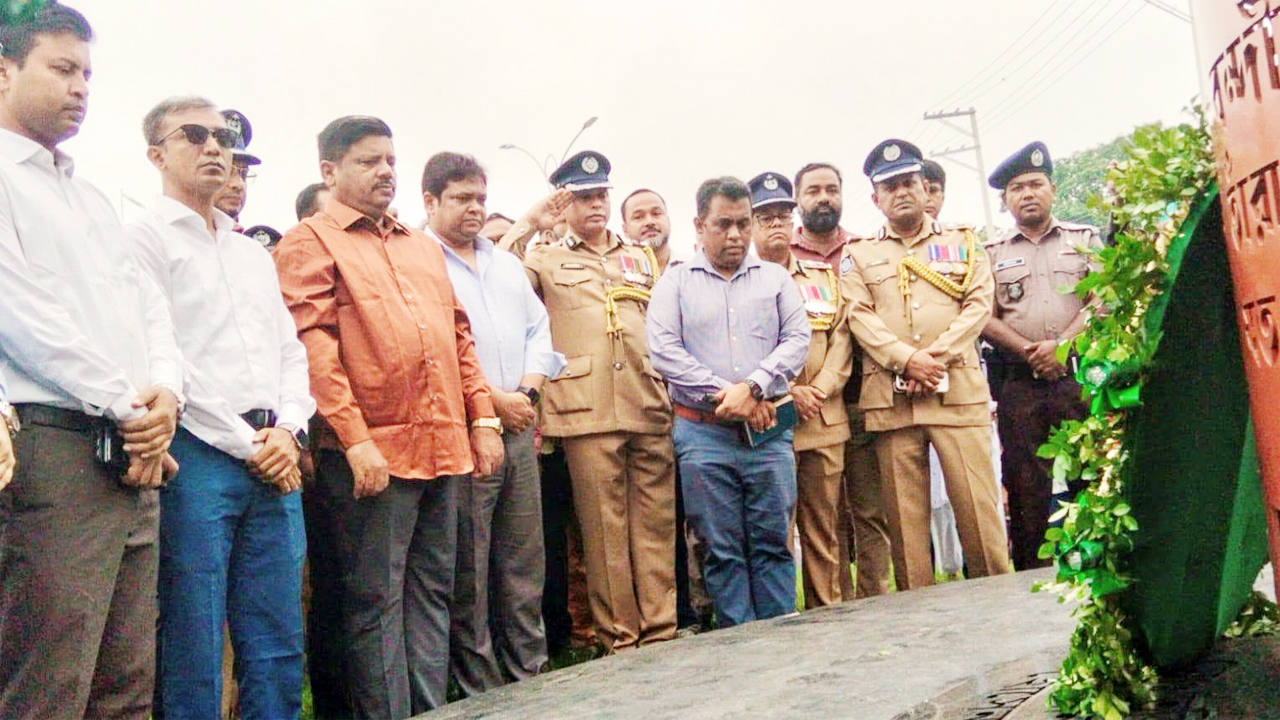 জুলাই শহীদদের প্রতি শ্রদ্ধা নিবেদন