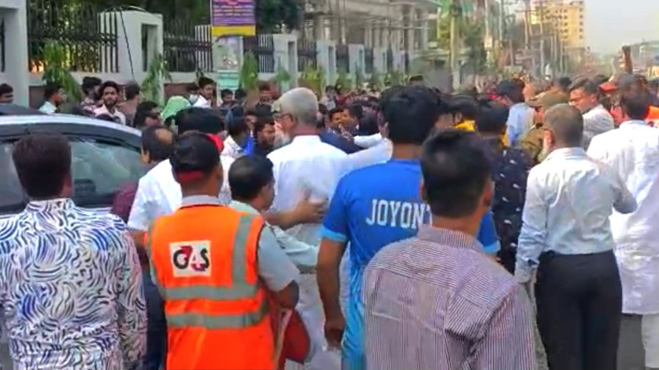 অটোপাসের দাবিতে শিক্ষার্থীদের বিক্ষোভ, ভিসির গাড়িতে ফের হামলা