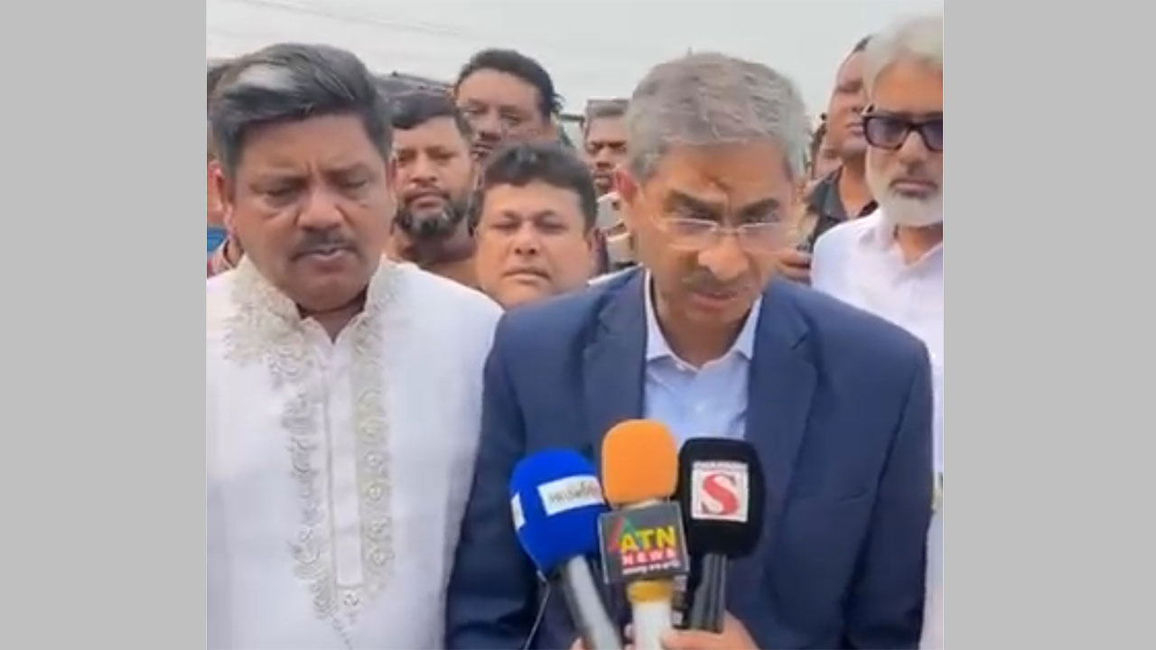 কথা বলছেন পানিসম্পদ মন্ত্রী শহীদ উদ্দিন চৌধুরী এ্যানি