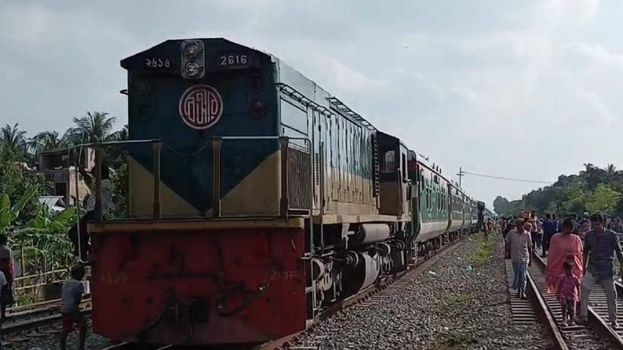 গাজীপুরে ১৮ ঘণ্টায় পৃথক দু’টি ট্রেন দুর্ঘটনা