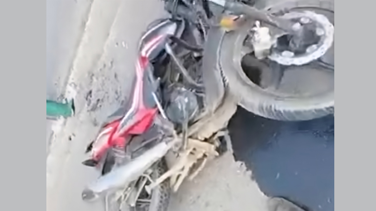 দুর্ঘটনার শিকার মোটরসাইকেল