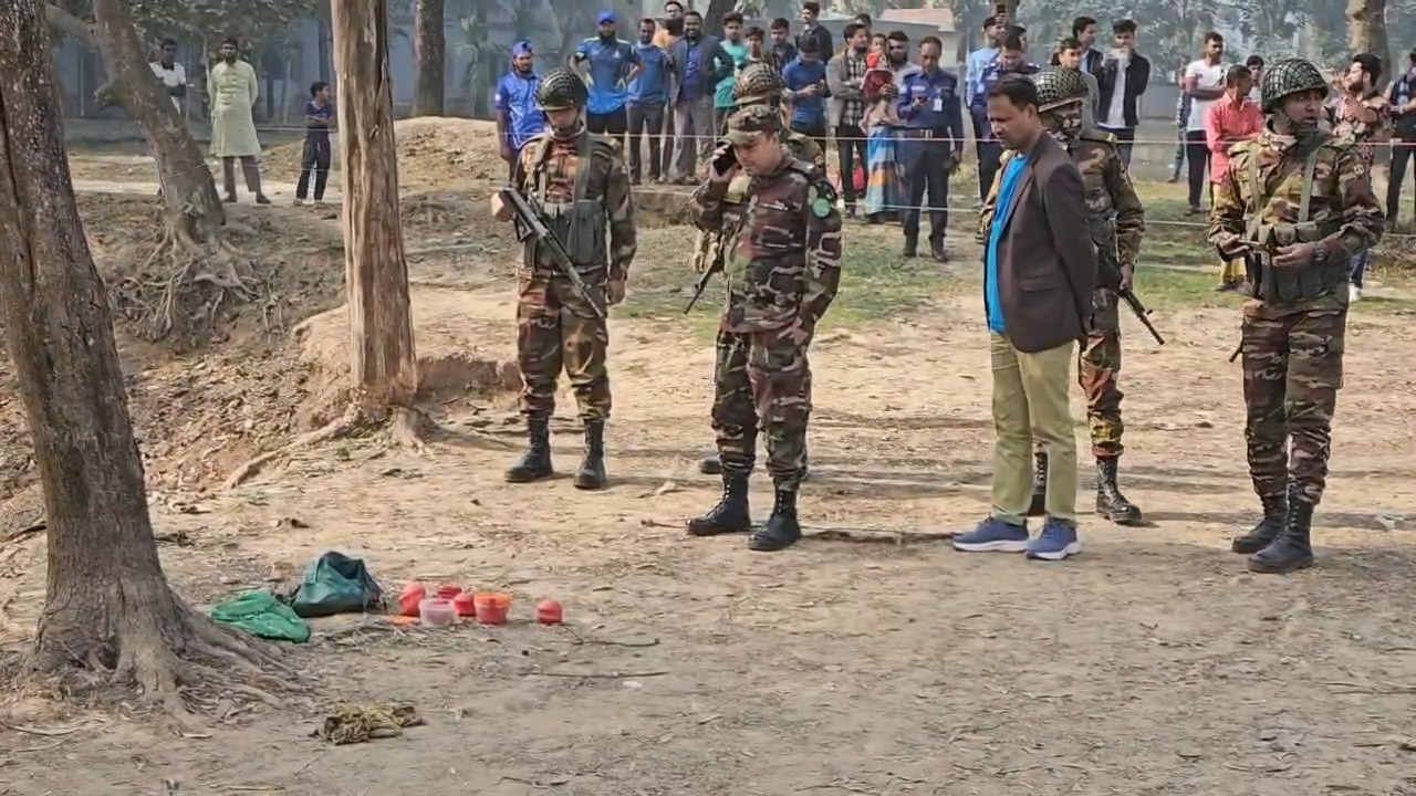 ঘটনাস্থলে সেনাবাহিনী ও আইনশৃঙ্খলা বাহিনীর সদস্যরা