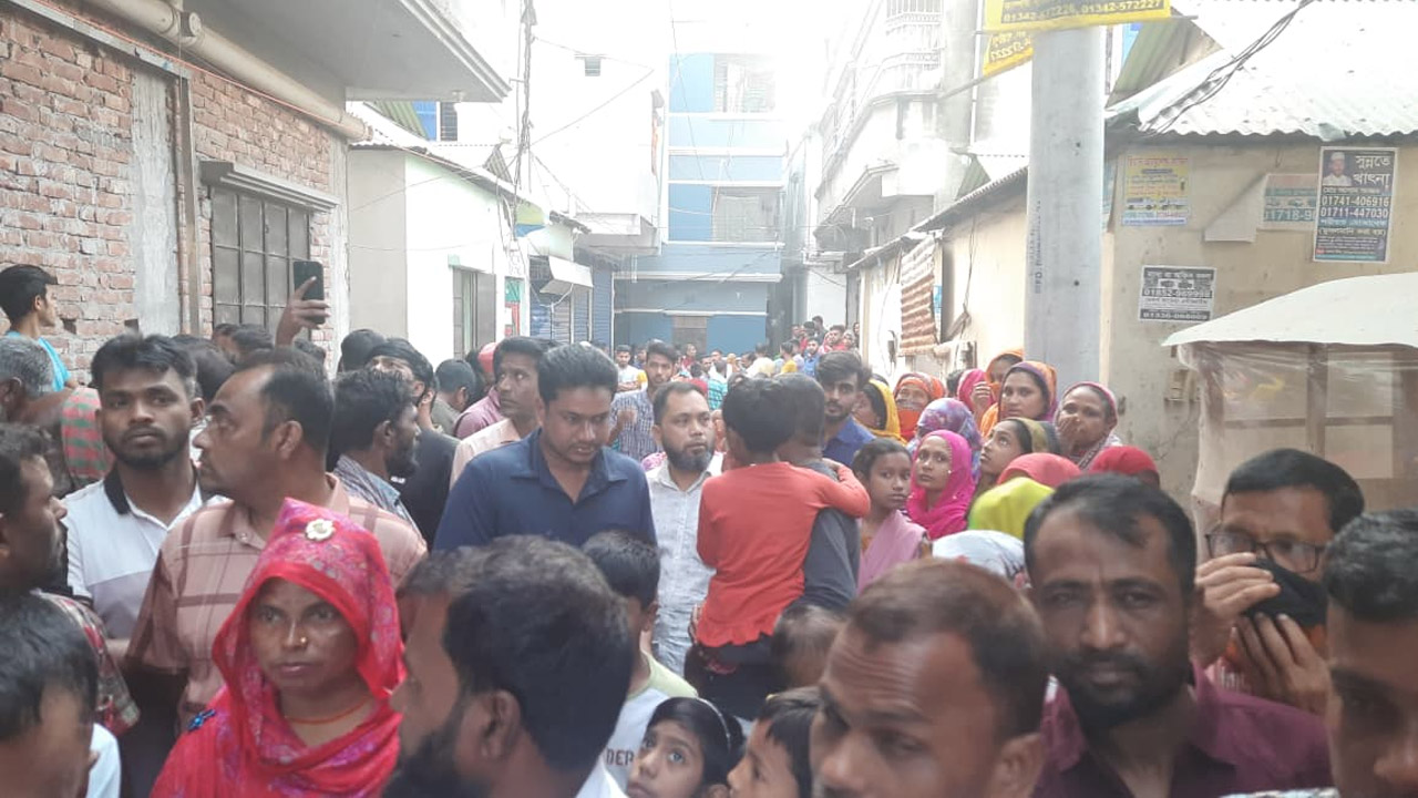 ঘটনাস্থলে উৎসুক জনতা