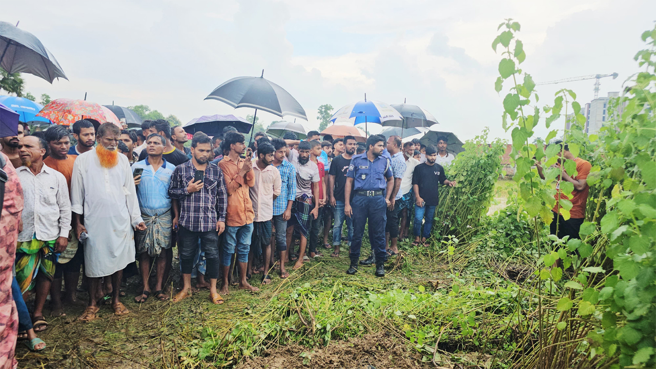 ঘটনাস্থলে পুলিশসহ উৎসুক জনতা