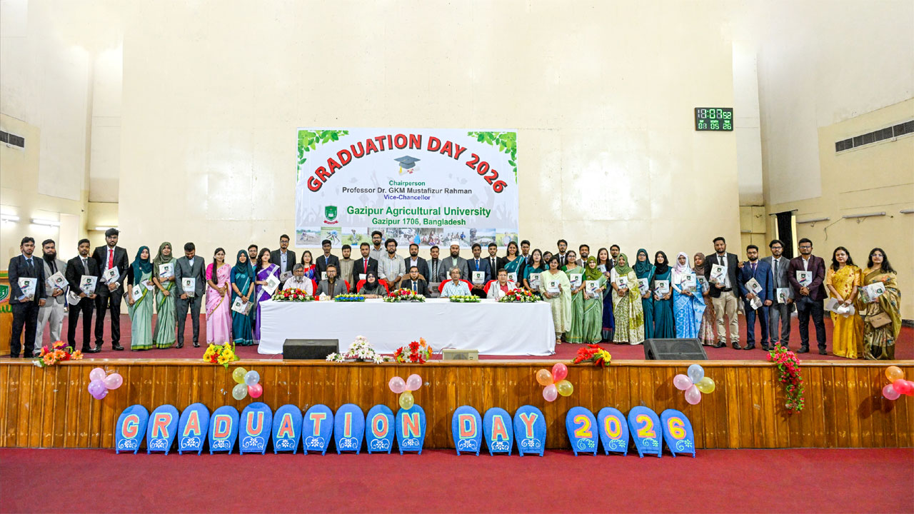 বেগম সুফিয়া কামাল অডিটোরিয়ামে শিক্ষার্থীরা