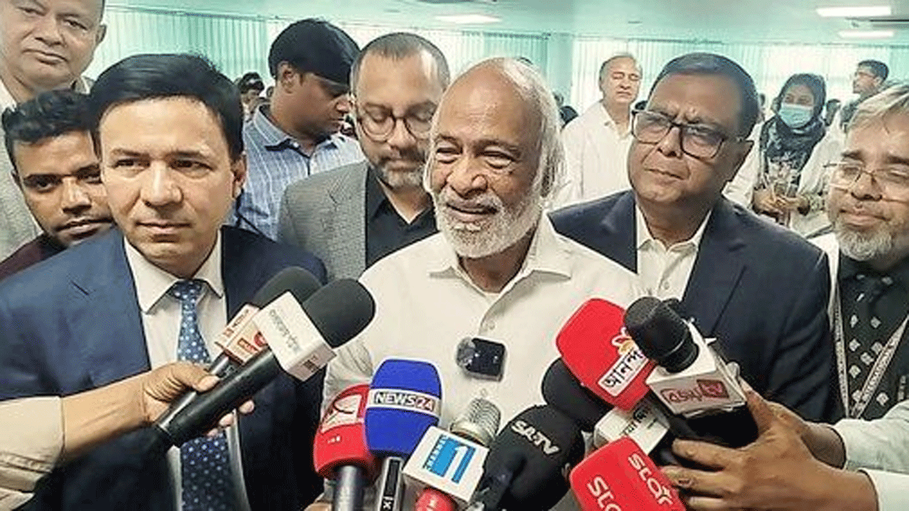 কথা বলছেন ড. আবদুল মঈন খান