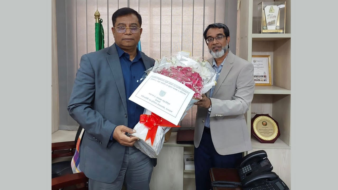 ইউএফটিবির ভিসি ইউজিসি চেয়ারম্যানকে ফুল দিয়ে শুভেচ্ছা জানান