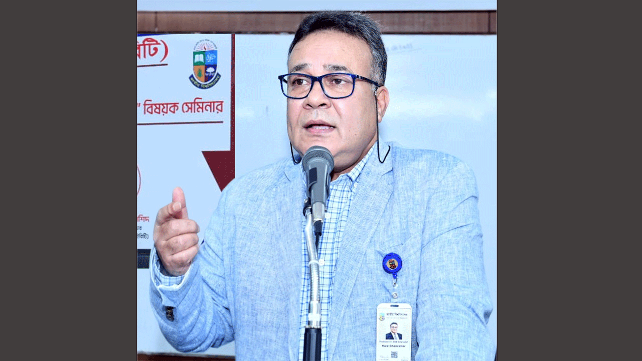 বক্তব্য রাখছেন জাতীয় বিশ্ববিদ্যালয়ের ভিসি অধ্যাপক ড. এ এস এম আমানুল্লাহ