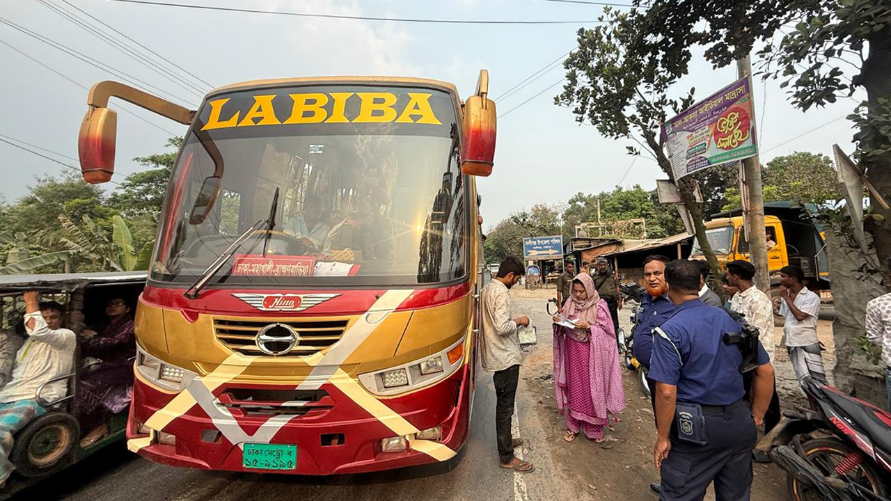 সড়কে শৃঙ্খলা ফেরাতে ভ্রাম্যমাণ আদালতের অভিযান
