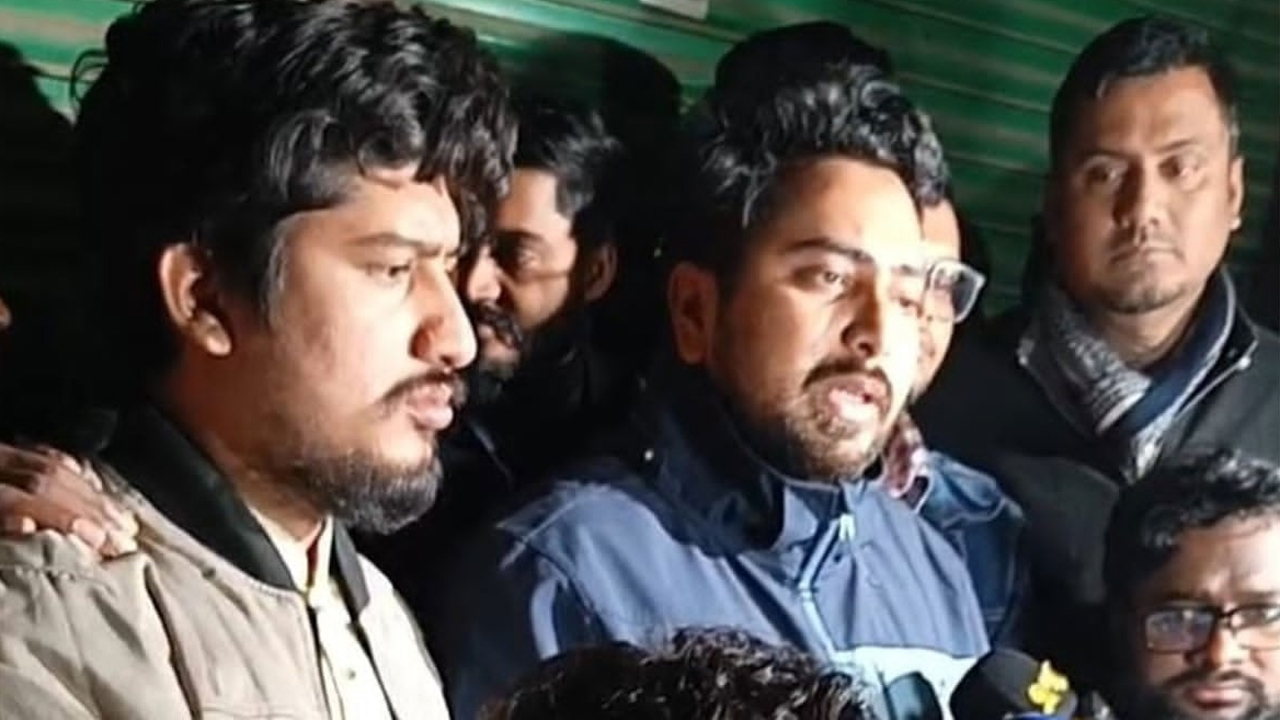 সাংবাদিকদের সাথে কথা বলছেন নাহিদ ইসলাম