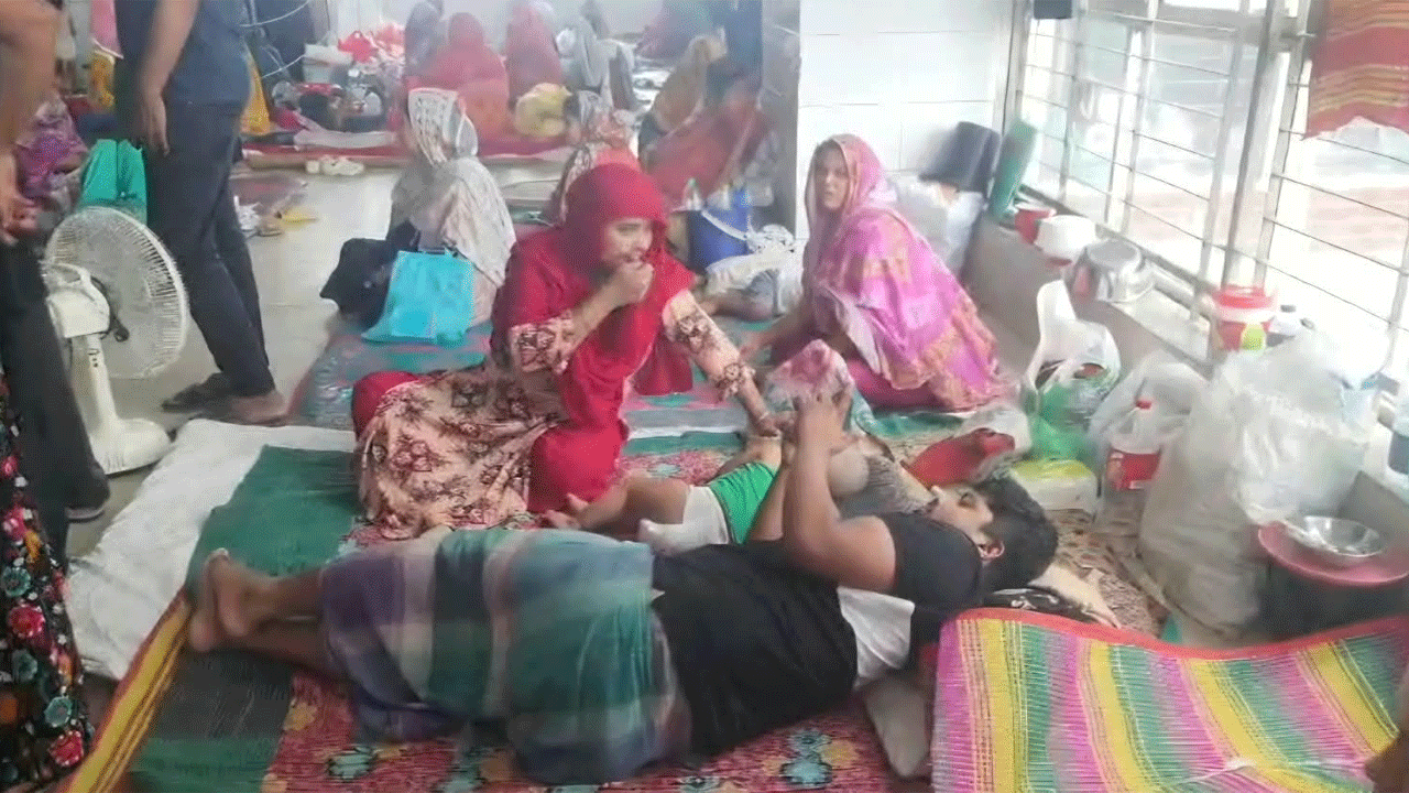 হাসপাতালে চিকিৎসা নিচ্ছেন ডেঙ্গুরোগীরা