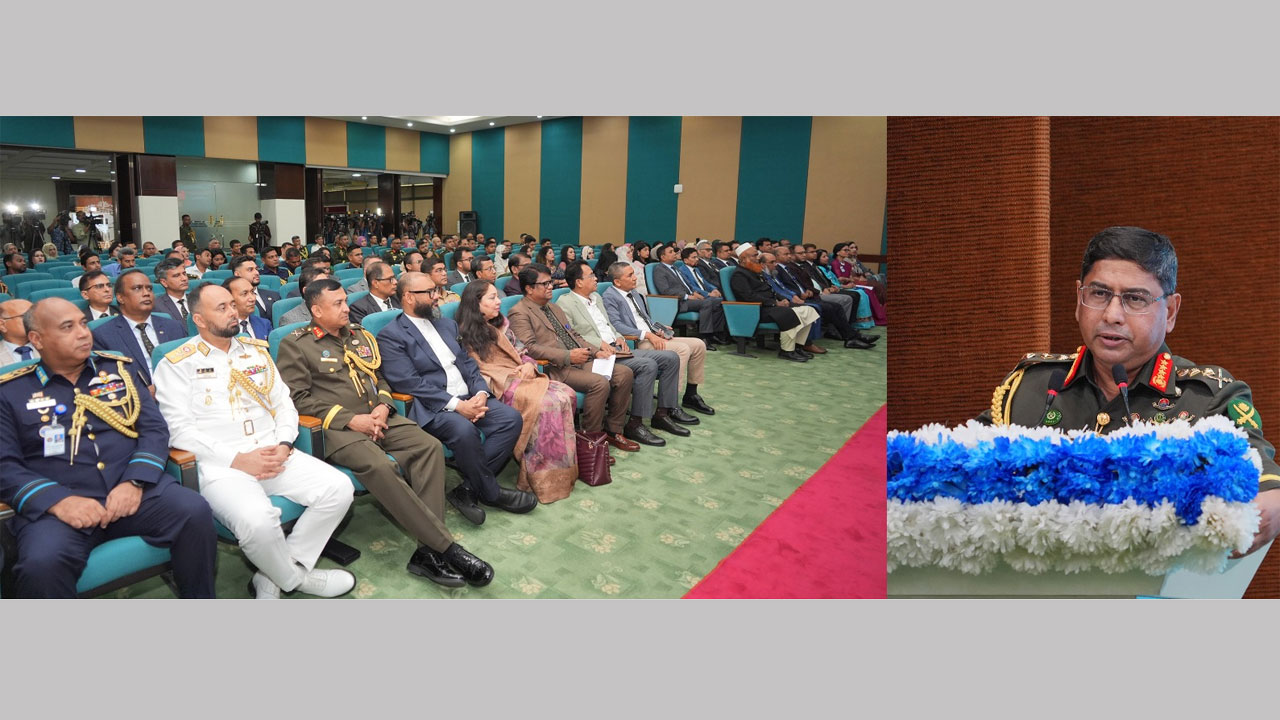 ক্যাপস্টোন কোর্সের সমাপনী অনুষ্ঠানে প্রধান অতিথির বক্তব্য প্রদান করছেন সেনাপ্রধান