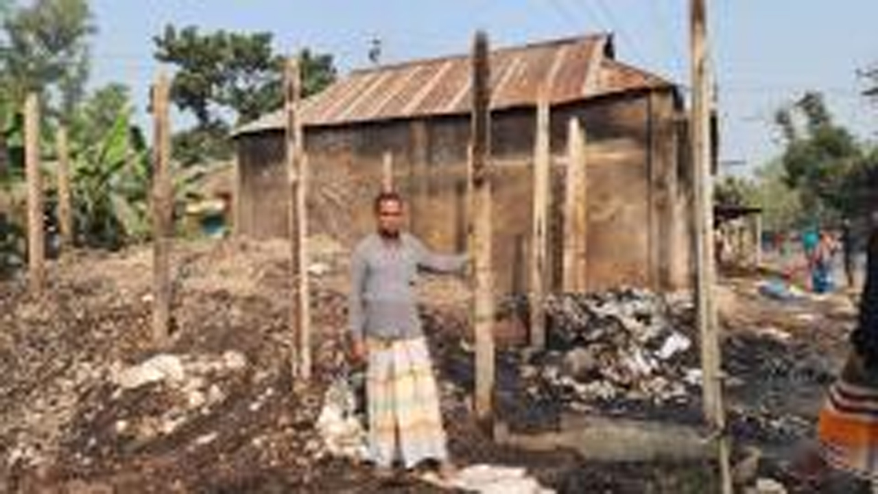 আগুনে পুড়ে যাওয়া দোকান