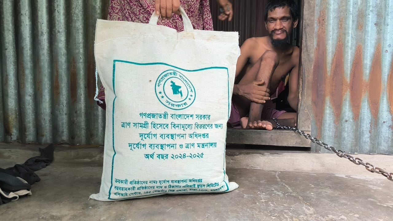 প্রতিবন্ধী সাইফুলকে উপজেলা প্রশাসনের খাদ্য সহায়তা