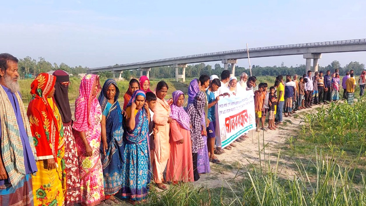ঘিওরে ব্রিজের অ্যাপ্রোচ সড়ক নির্মাণের দাবিতে মানববন্ধন