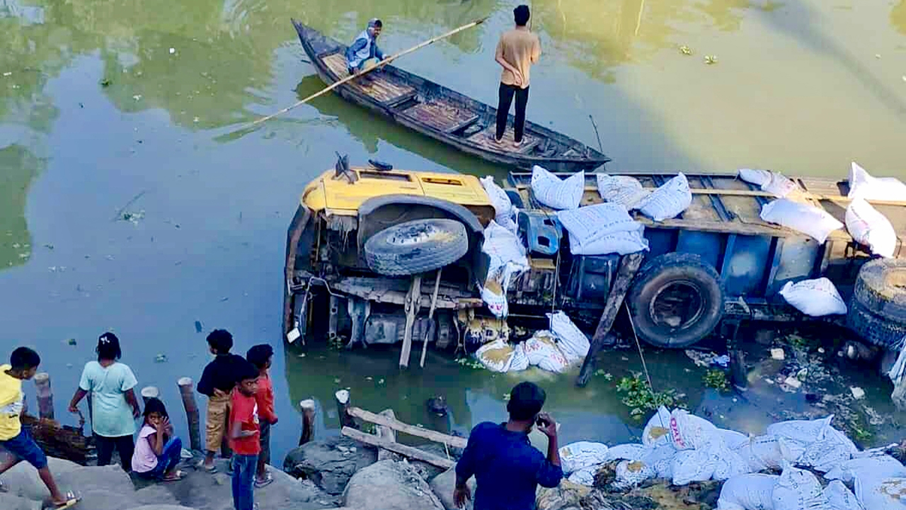 নদীতে সারবোঝাই ট্রাক