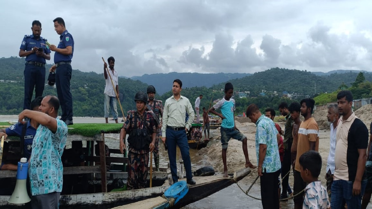 জাফলংয়ে বালু ভর্তি ৫৫টি নৌকা ডুবালো টাস্কফোর্স, ড্রেজার মেশিন নষ্ট