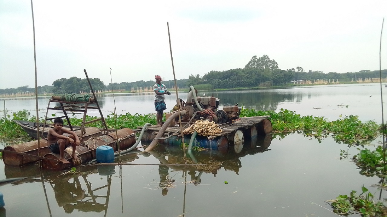 গোয়ালন্দে মরা পদ্মায় অবৈধ ড্রেজারে মাটি খেকোদের দৌরাত্ম্যে কৃষকরা দিশেহারা