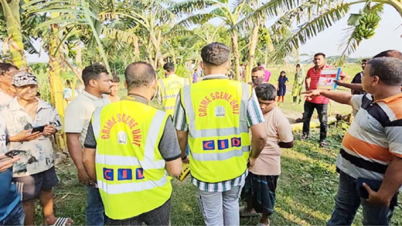 গোয়ালন্দে দুর্গন্ধের উৎস খুঁজতে গিয়ে মাটিতে পোঁতা মা-মেয়ের লাশ উদ্ধার