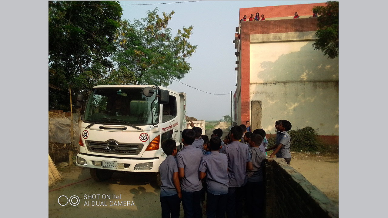 গোয়ালন্দে মাধ্যমিক বিদ্যালয়ে শিক্ষার্থীদের থেকে অতিরিক্ত টাকা আদায়ের অভিযোগ