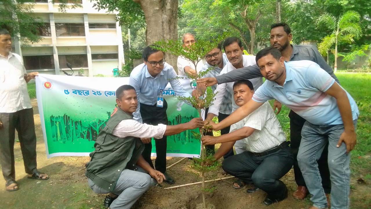 গোয়ালন্দ উপজেলা কমপ্লেক্স এলাকায় বৃক্ষরোপণ